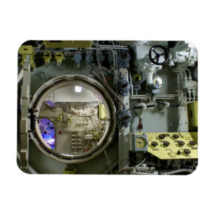 Luke auf einem alten Retro-U-Boot Magnet