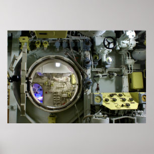 Luke auf einem alten Retro-U-Boot Poster