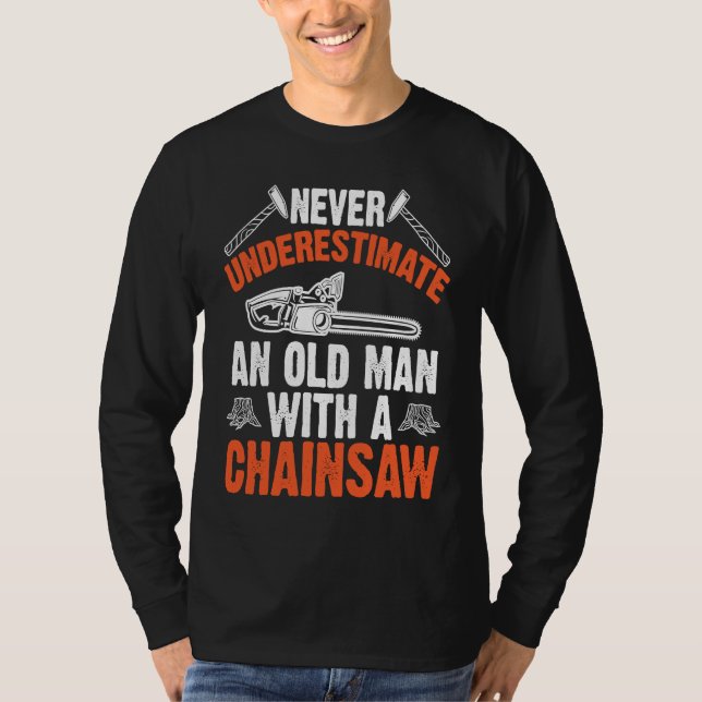 Lumberjack Never Underestimate An Old Man Chainsaw T-Shirt (Vorderseite)