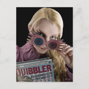 Luna Lovegood schaut über die Brille Postkarte