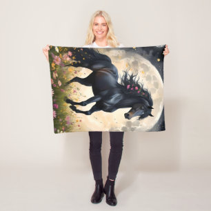 Lunar Elegance: Schwarzes Fantasy - Pferd mit dem  Fleecedecke