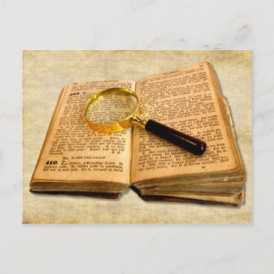 Lupe und altes Buch Postkarte