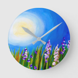 Lupine auf einer Graswiese Runde Wanduhr