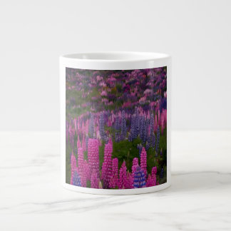 Lupinen-Blumenfeld Natur-Ästhetikdruck auf Dema Jumbo-Tasse