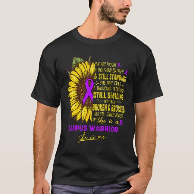 Lupus Awareness Sie ist ein Lupus Kriegerin sie is T-Shirt (Vorderseite)