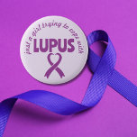 Lupus Bewusstsein chronische Autoimmunerkrankung Button<br><div class="desc">Dieses Button-Abzeichen soll Lupus sensibilisieren. Es enthält die Phrase "nur ein Mädchen, das mit Lupus zurechtkommt" in lila, zusammen mit einem lila Leseband-Emblem. Lupus ist eine chronische Autoimmunkrankheit, von der Millionen Menschen weltweit betroffen sind. Es bewirkt, dass das Immunsystem gesunde Gewebe und Organe angreift, was zu Entzündungen, Schmerzen und Schäden...</div>