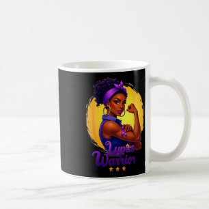 Lupus-Kriegerin Afro Schwarze Frau trägt violettes Kaffeetasse