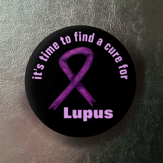 Lupus-Sensibilisierungsmonat / Lila, benutzerdefin Button (Lupus Purple ribbon Awareness button.  Hand drawn ribbon, it's time to find a cure editable text.)