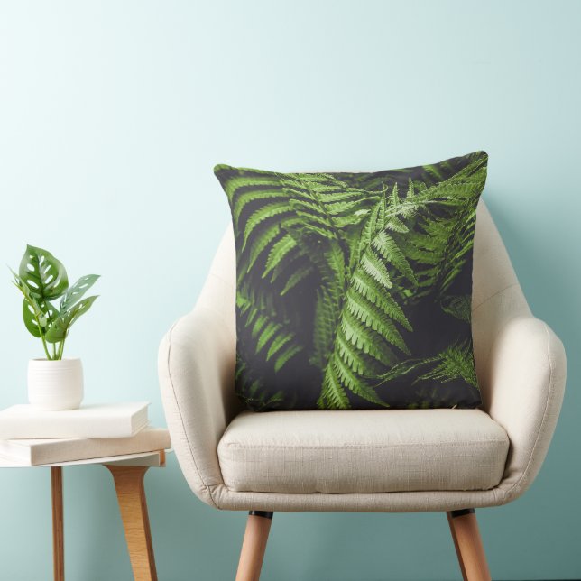 Lush Dark Green Fern Leaves Moody Woodland Kissen (Stuhl )