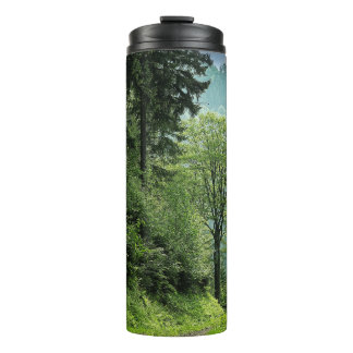 Lush Forest Mountain Path Thermosbecher