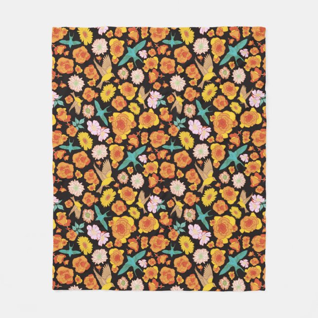 Lush Spring Floral und Vögel auf dunklem Hintergru Fleecedecke (Vorderseite)