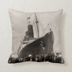 Lusitania kommt Vintages New York City 1907 an Kissen