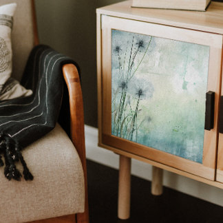 Lüster in einer Dekoration aus blauem Haze Seidenpapier