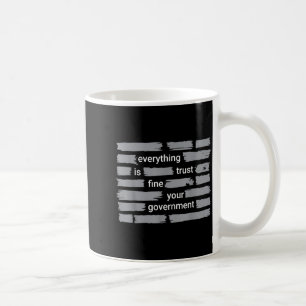 Lustig alles okay vertraue deiner Regierung Humor  Kaffeetasse