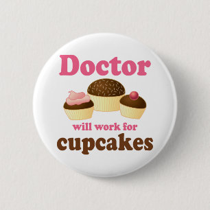 Lustig arbeitet für Kuchen-Doktor Button