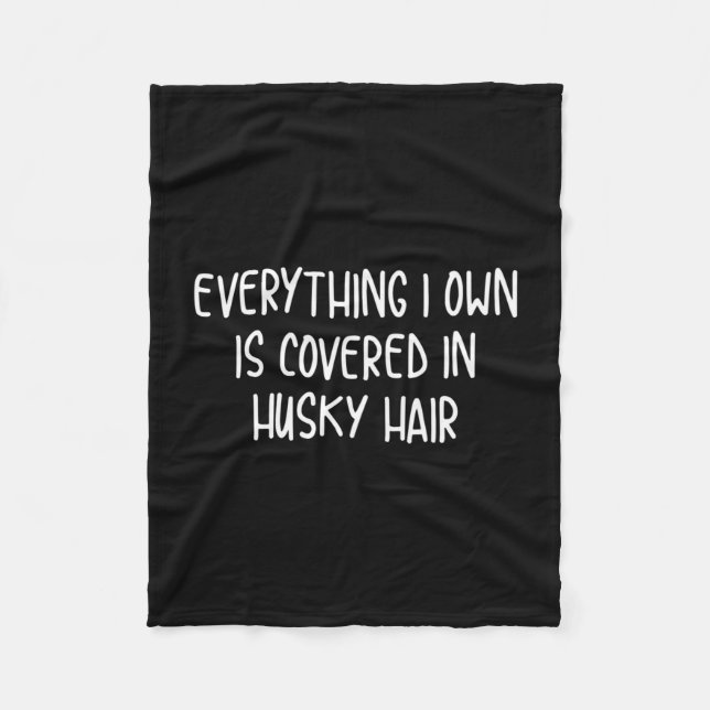 Lustig bedeckt mit Husky-Haaren  Fleecedecke (Vorderseite)