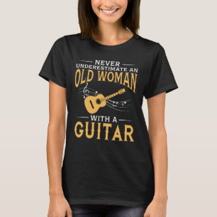 Lustig eine alte Frau mit einer Gitarre T-Shirt