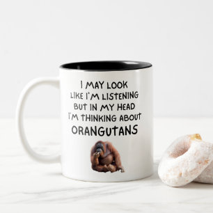 Lustig, ich denke an Orang-Utans, Primatenliebhabe Zweifarbige Tasse