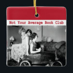 Lustig nicht Ihre durchschnittlichen Keramikornament<br><div class="desc">Diese Ferienzeit geben Ihre LieblingsBuchgemeinschaft,  welche die Mitglieder,  die ihre sind sehr,  Feiertagsverzierung besitzen. Buch-Vereinthema kennzeichnet ein Vintages Foto von drei Frauen,  die in einem Clownauto sitzen. Nicht Ihre durchschnittliche Buchgemeinschaft ist sicher,  ein Lächeln zu ihren Gesichtern zu holen.</div>