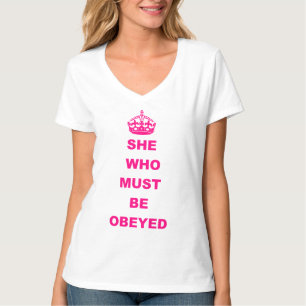 Lustig sie, die befolgter Text sein muss T-Shirt