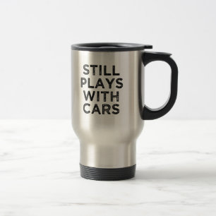 Lustig spielt noch mit der Kaffee-Tasse der Reisebecher