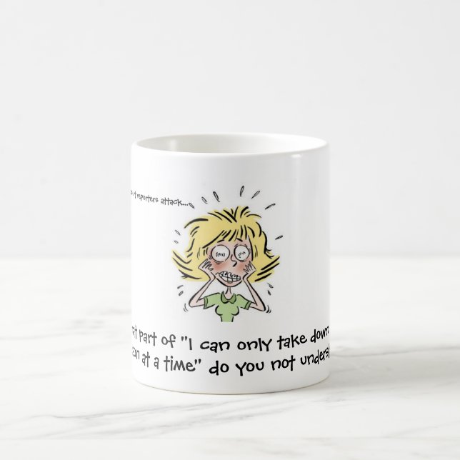 Lustig, wenn Gerichtsschreiber Kaffee und Tee in Kaffeetasse (Mittel)