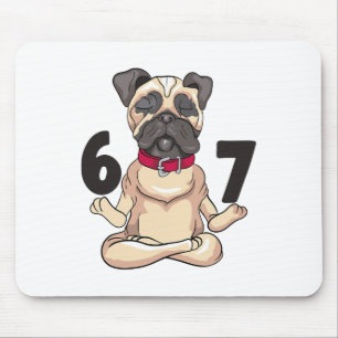 Lustige 67 Pug-Hund-Yoga-Handpose Grafik Mousepad