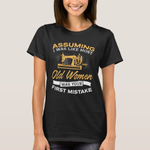 Lustige alte Frauen, die Liebhaber nähen T-Shirt