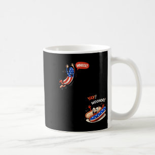 Lustige amerikanische Flagge Hot Dog springt in Br Kaffeetasse