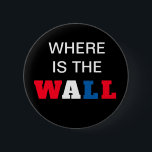 Lustige amerikanische Präsidentengestalt-Wand Button<br><div class="desc">Lustiger amerikanischer Präsidentengestalt-Wand-Knopf 

"Wo die Wand" in der großen mutigen roten,  weißen und blauen Schriftart ist 
Schwarzer Hintergrund 
Kundengerechte Farben</div>