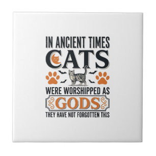 Lustige antike Katzen, die als Götter verehrt werd Fliese