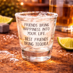 Lustige beste Freunde bringen Tequila Schnapsglas