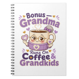 Lustige Bonus-Oma läuft mit Kaffee und Enkelkinder Notizblock