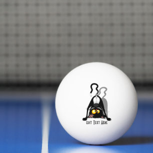 Lustige Cartoonfigur einer Katze auf dem Kopf Tischtennisball