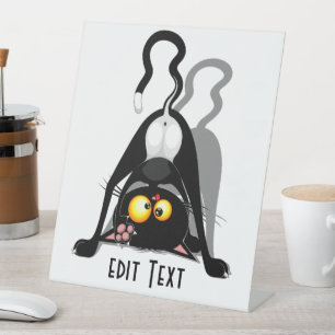 Lustige Cartoonfigur: Katze auf dem Kopf Sockelschild