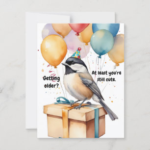 Lustige Chickadee-Geburtstagshumor mit Ballons Postkarte