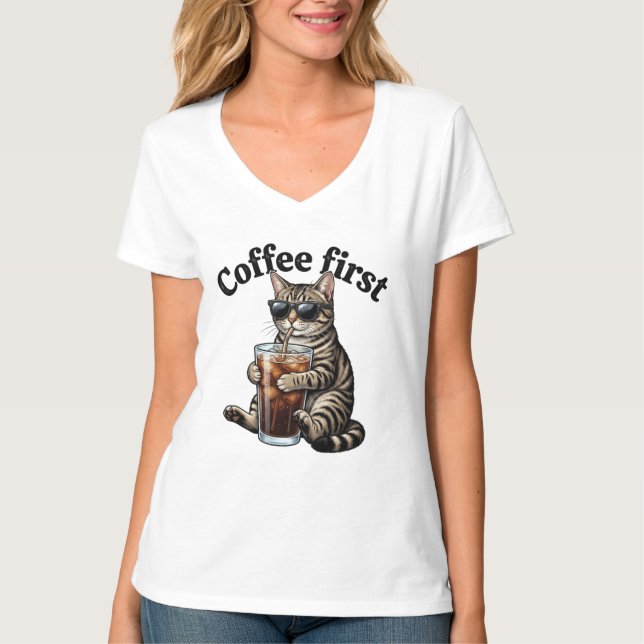Lustige Coffee First Tabby-Katze-Sonnenbrille T-Shirt (Vorderseite)