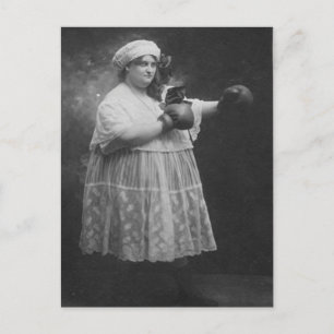 Lustige dicke Frau im Boxkampf in Vintage-Optik Postkarte