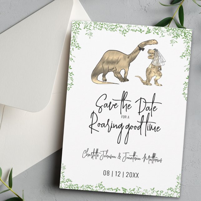Lustige Dinosaurier-Hochzeit Grün Save The Date (Funny T-Rex bride and Brontosaurus groom Dinosaur wedding save the date card Watercolor foliage)