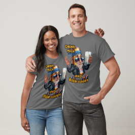 Lustige Dose Bier trinkt Milch auf einem dunklen G T-Shirt