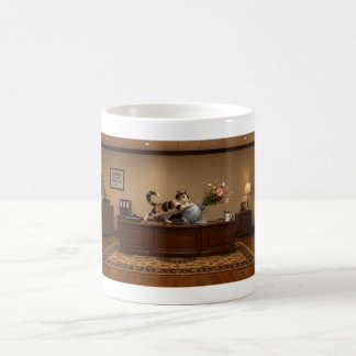 Lustige Dreifarbenkatze wirft eine Vase um | Chaos Kaffeetasse