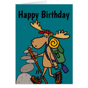 Lustige Elche, die mit Cairn-Cartoon wandern