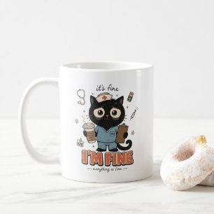 Lustige erschöpfte schwarze Katzenkrankenschwester Kaffeetasse