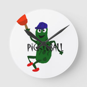 Lustige Essiggurke, die Pickleball spielt Runde Wanduhr
