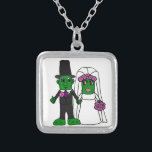 Lustige Essiggurken-Braut-und Versilberte Kette<br><div class="desc">Die wunderbare Spaßbraut- und -bräutigamessiggurke,  die ursprüngliche Kunst wedding ist,  entwerfen.  Kann kundenspezifischen Text auch addieren und Hintergrundfarbe bei der Einrichtung ändern.</div>