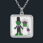 Lustige Essiggurken-Braut-und Versilberte Kette<br><div class="desc">Die wunderbare Spaßbraut- und -bräutigamessiggurke,  die ursprüngliche Kunst wedding ist,  entwerfen.  Kann kundenspezifischen Text auch addieren und Hintergrundfarbe bei der Einrichtung ändern.</div>