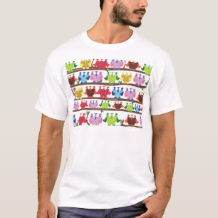 Lustige Eulen, die auf einem Ast sitzen Muster T-Shirt