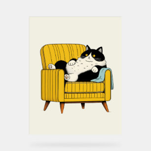 Lustige faule Tuxedo-Katze auf gelbem Sessel Acrylschild