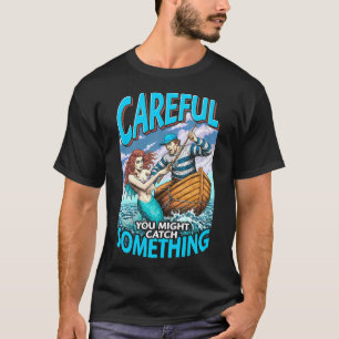 Lustige Fischende Meerjungfrau Fängt Etwas Fischer T-Shirt