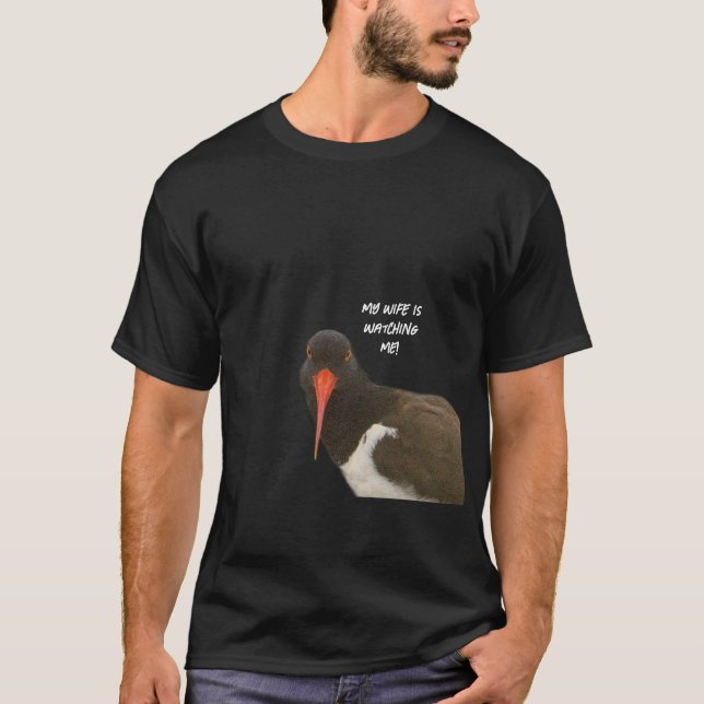 Lustige Frau beim Beobachten T-Shirt (Vorderseite)